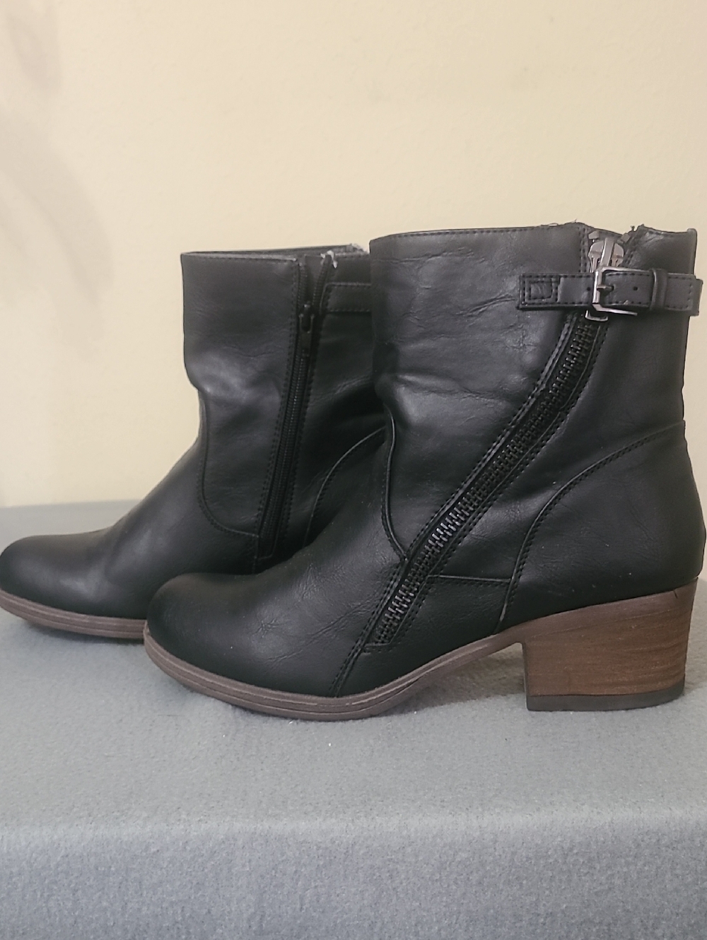 Crown‎ Vintage Women’s Black Ankle Boots with Side Zip Low Block Heel - Size 11M